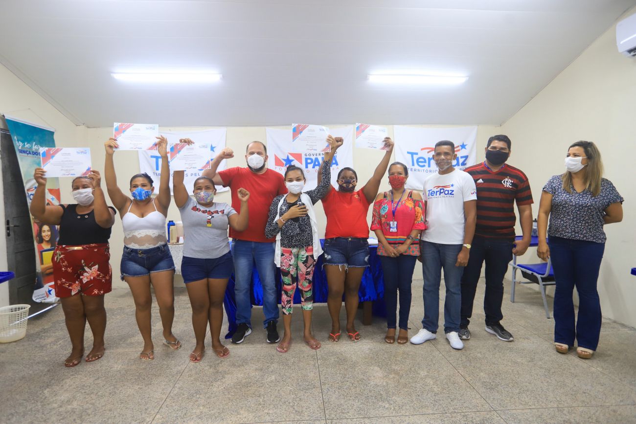 Mais de 80 pessoas recebem certificados de cursos promovidos pela Sedeme no Icuí